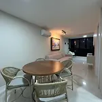 1901 - Apto Com Dois Quartos E Vista Mar
